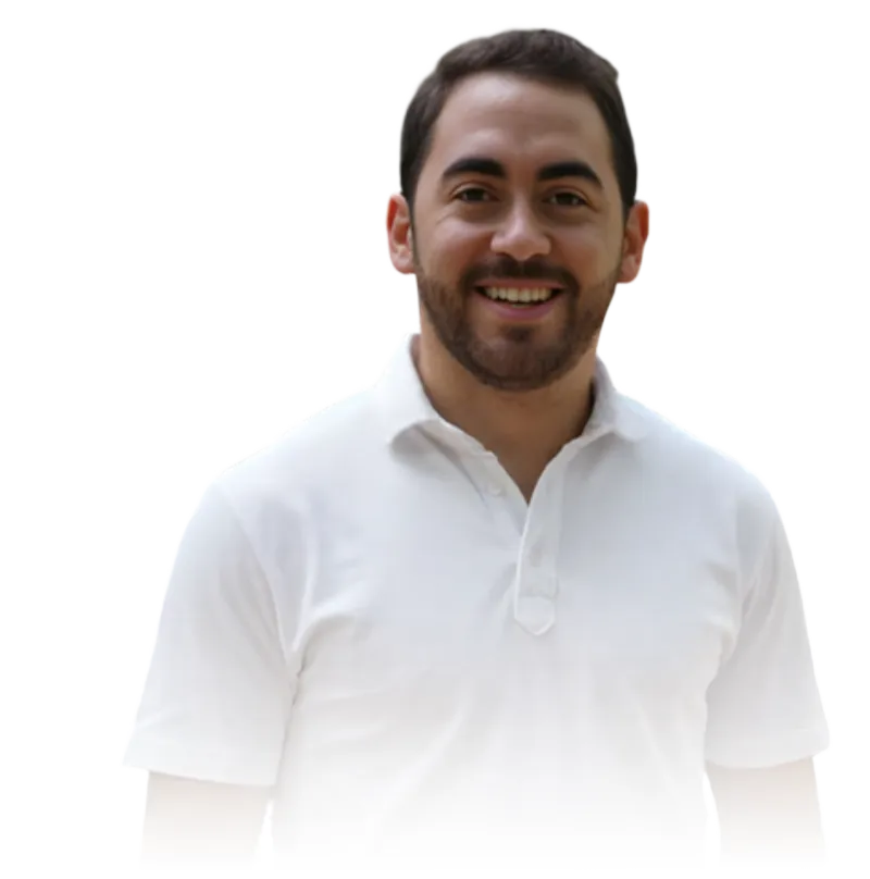 Pablo Granados sonriendo, con un polo blanco
