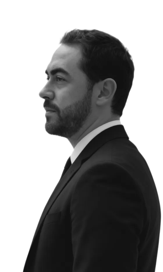 Retrato de perfil de Pablo Granados con traje